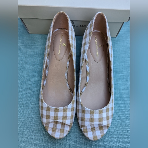 NWOT 7.5M Bandolino Peep Toe, Slip On Wedge White & Tan Espadrilles - Picture 2 of 10